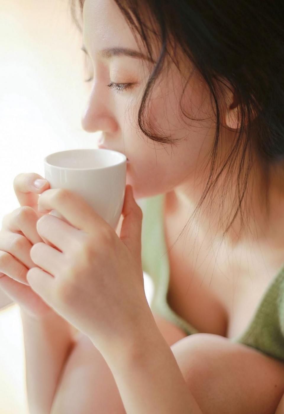 氧气美女穿吊带超短裤，白皙香肩美腿居家写真！