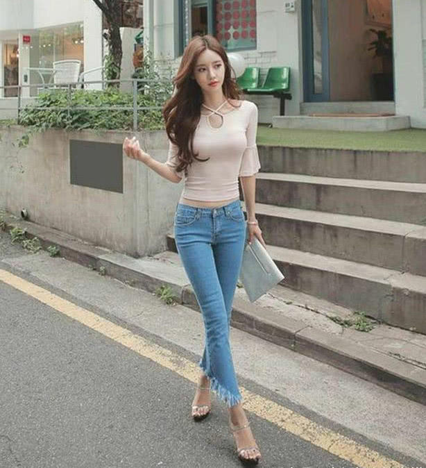 美丽的女人这样搭配牛仔裤，凸显出女人的魅力与迷人身材！