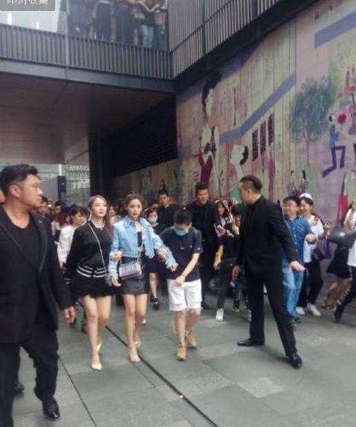 高跟鞋到底多难穿? 杨超越节目录制偷偷脱鞋, 宋茜的脚成了这样!