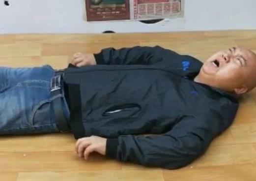 男子表演魔术 身体断两截 死党一个小动作 让大家都笑了