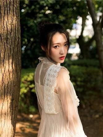 街拍，小姐姐脚上穿的金色细跟高跟鞋好亮眼