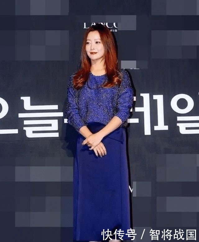  『裸色』号称“第一美女”的她，裸色印花连衣裙配长卷发，果然美得不一般