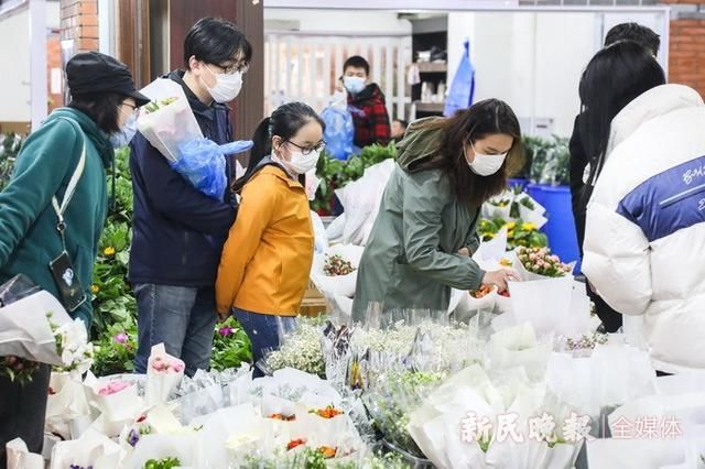  『春天』市民走出家门 去上海最大花市把春天带回家