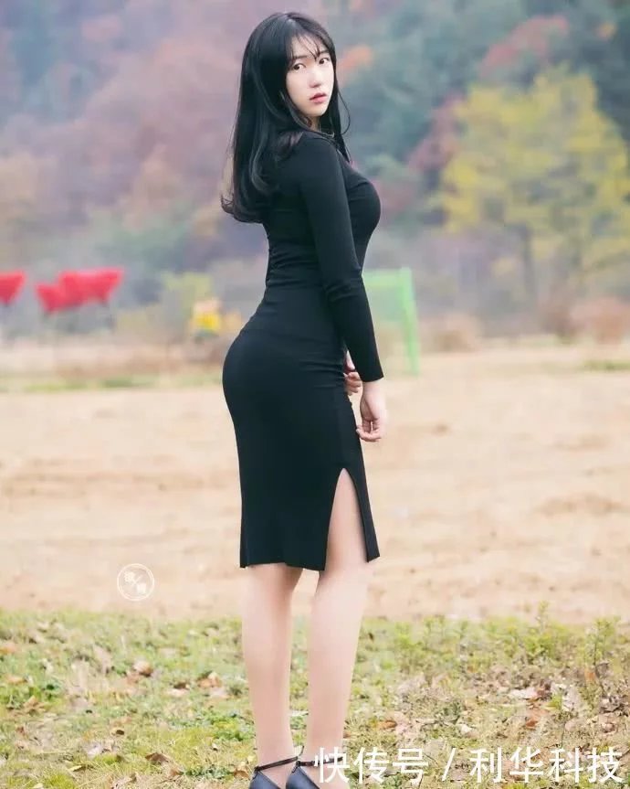 街拍：牛仔裤简约而又不简单，小姐姐有东方女性独有的知性味道