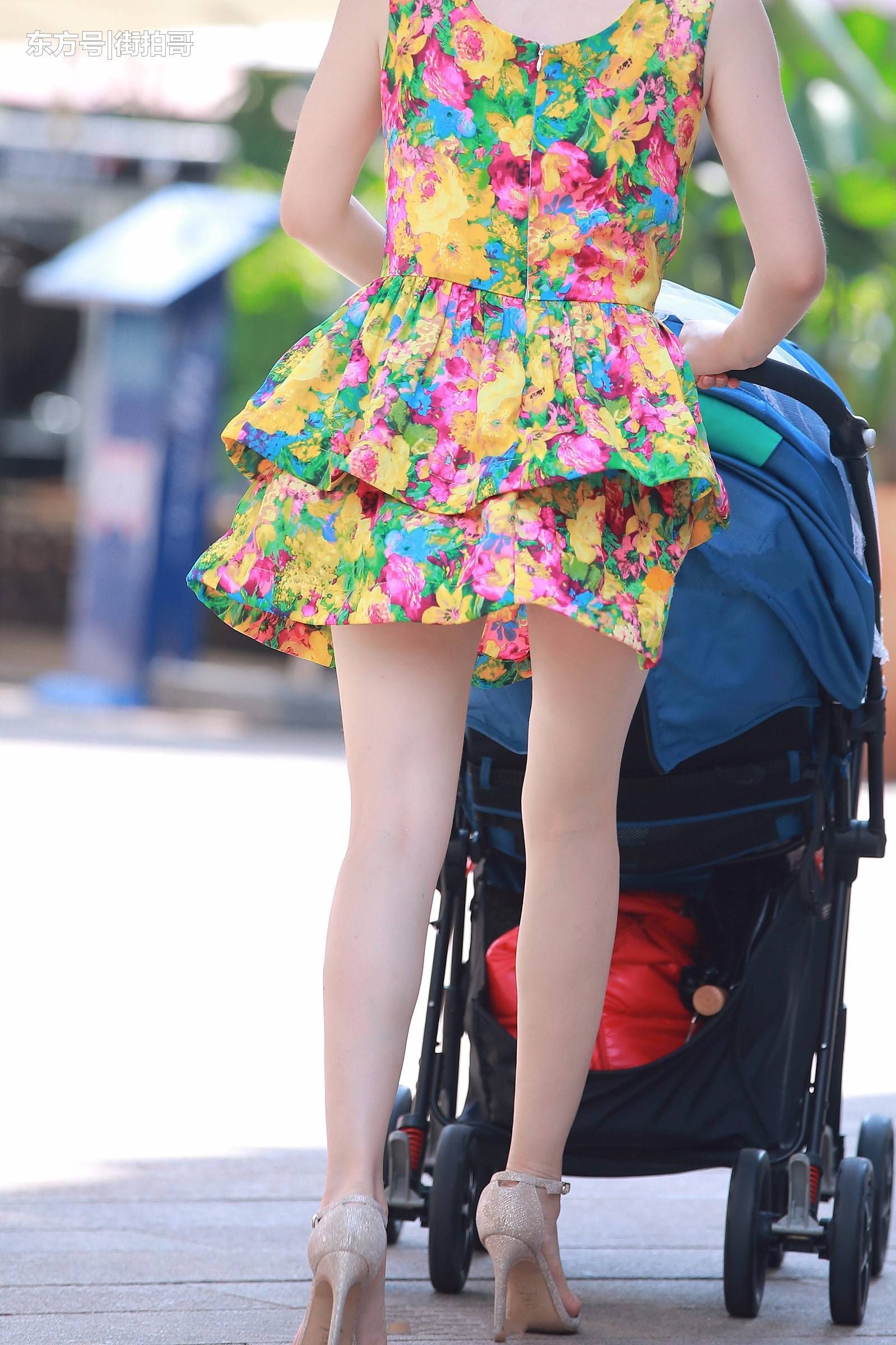 街拍联盟：碎花短裙美腿辣妈，迷人的背影