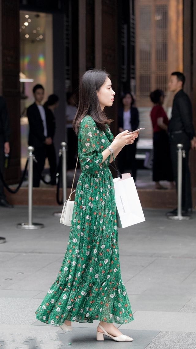 选择|路人街拍,小姐姐选择了一条绿色连衣裙,看着十分清凉
