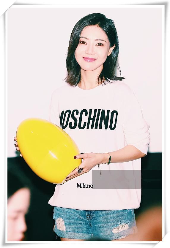 看了娄艺潇穿短裤，再看邓家佳，网友：这就是清新与轻浮的差距！