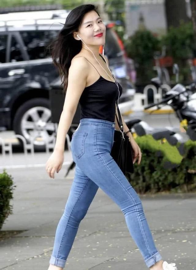 时尚穿搭，修身牛仔裤穿搭没有年龄限制，简单时尚青春活力