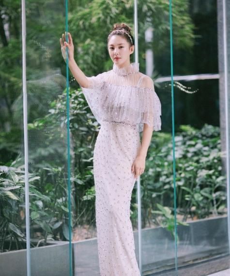 周冬雨身穿荷叶领裙，丝毫不输有颜有身材的景甜，选对衣服很重要