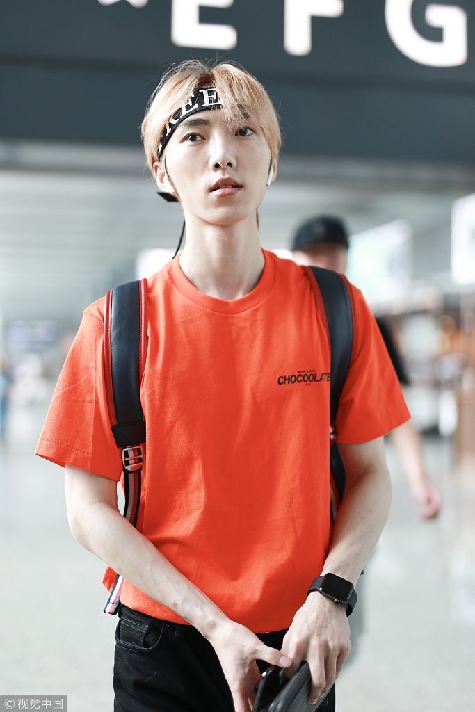 X玖少年团赵磊非主流造型显痞气  头绑发带变励志小哥哥公务繁忙