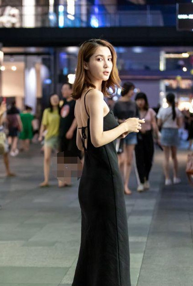  『亭亭玉立』路人街拍,小姐姐蓝色的衬衫搭配牛仔裤,更显亭亭玉立