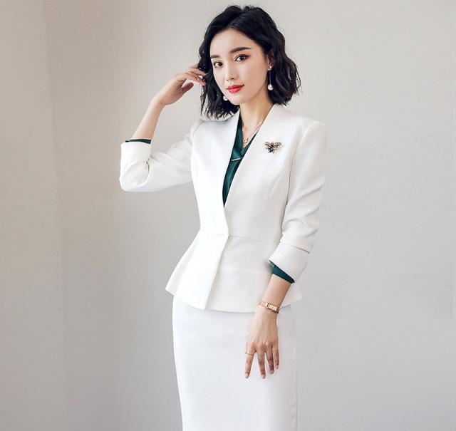 装新款:建议:70后妈妈们,过年打扮嫩点,学下图这样穿搭,洋气超减龄