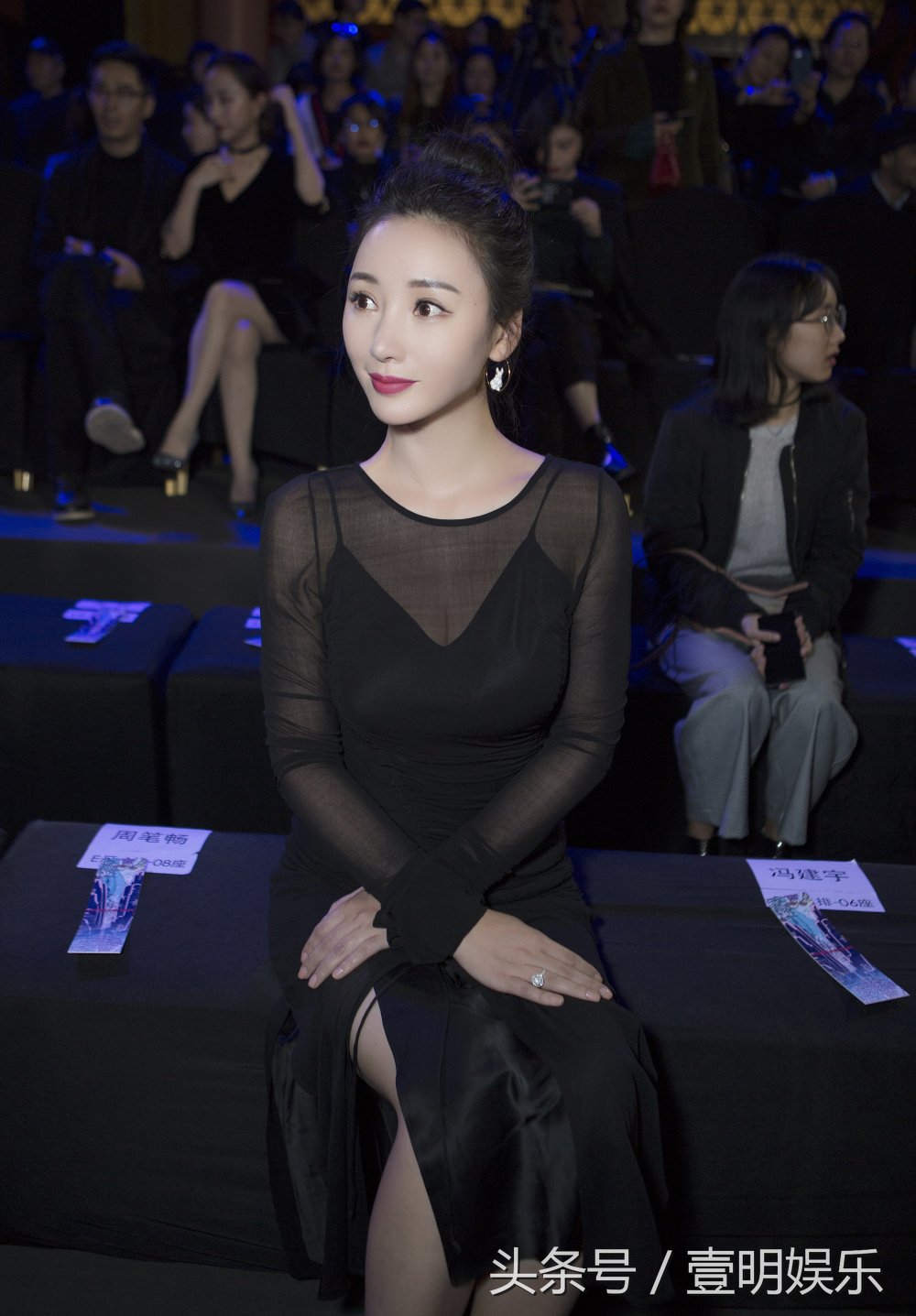 柳岩穿哪件黑色裙子更性感?