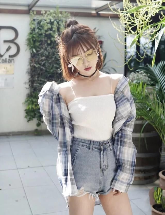 『时髦』初夏必备格子衬衫,原来穿法居然这么多,学会一种就很时髦了