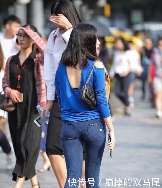 『更突出』街拍：修身牛仔裤的裤腿线条设计，完美地呈现出流畅的线条感