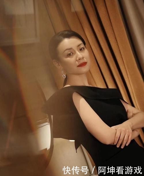  『线条』“德华姑姑”赫本造型美极了，露肩黑裙高级优雅，贵妃侧躺真妩媚