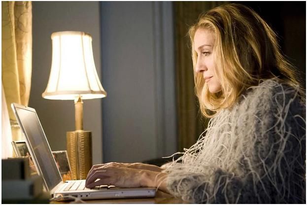  「Carrie」《欲望城市》Carrie Bradshaw，在家办公居家又时髦的穿搭范本！