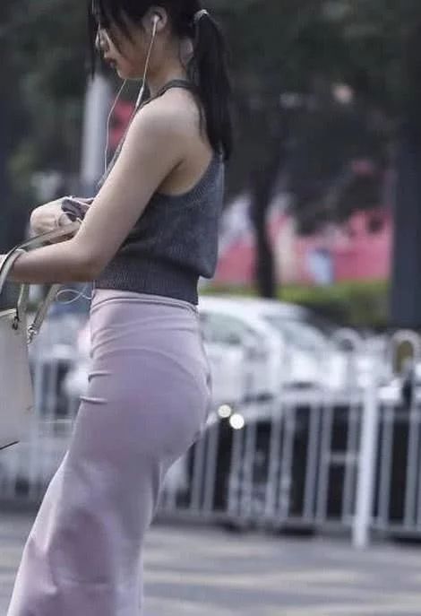 街头穿着时尚的美女,高腰包臀裙把身材比例拉伸的不错