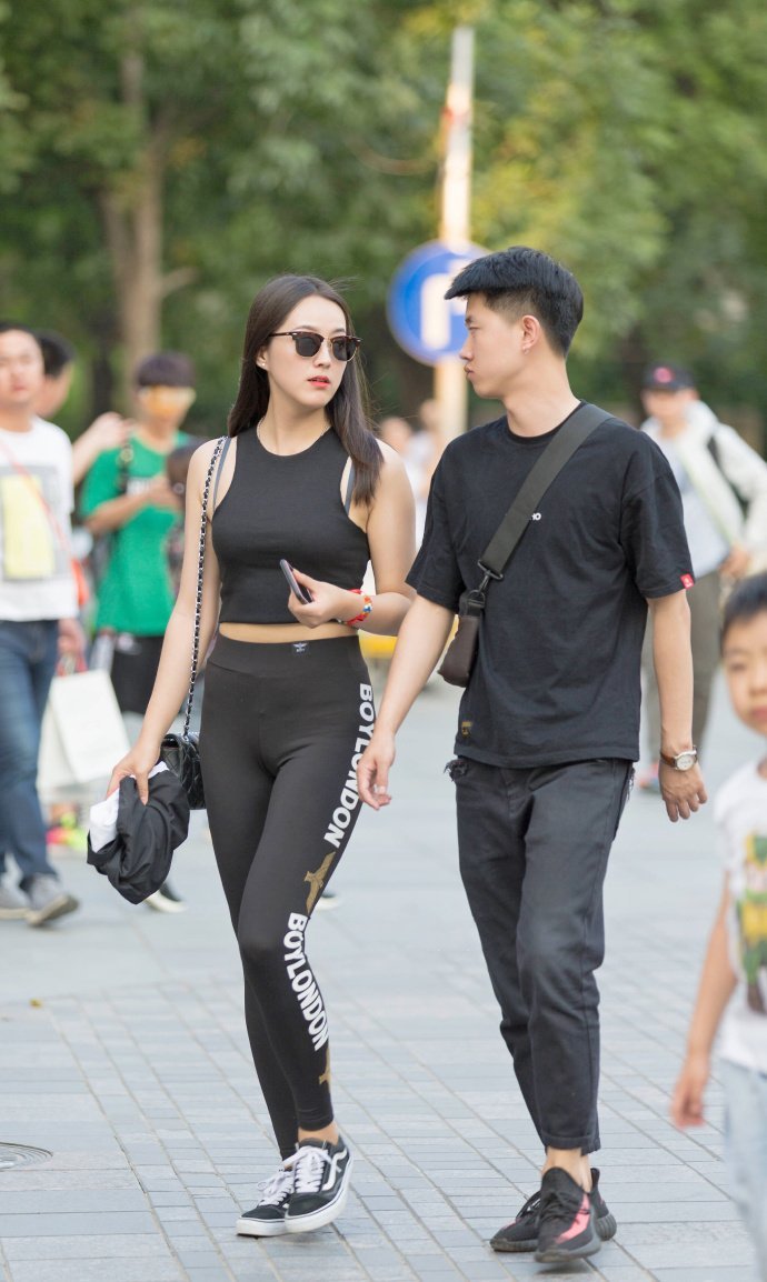 街拍美女，简单又大方的夏季穿衣搭配，随意又不失女神范！
