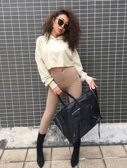 紧身打底裤：突显个性的美女，展现女王气场，回头率十足！