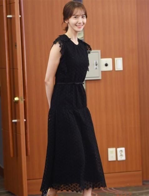 林允儿穿黑色高跟鞋，脚上条条青筋，网友：最美“凤爪”！