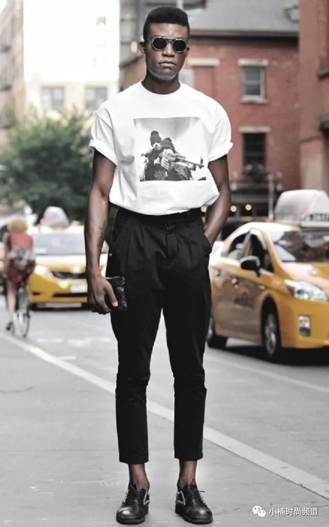 ＂文字T＂ OUT！轻松穿出帅气感，潮人的肖像Tee搭配才是正解