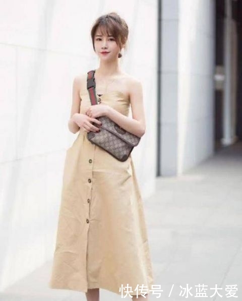 「 搭配」一件多彩的上衣配白色短裤，青春靓丽美，街拍：明眸善睐的小姐姐