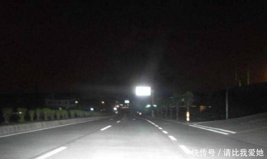  「交警」晚上在高速开车不能用近光灯？交警：驾校没教吗？不会