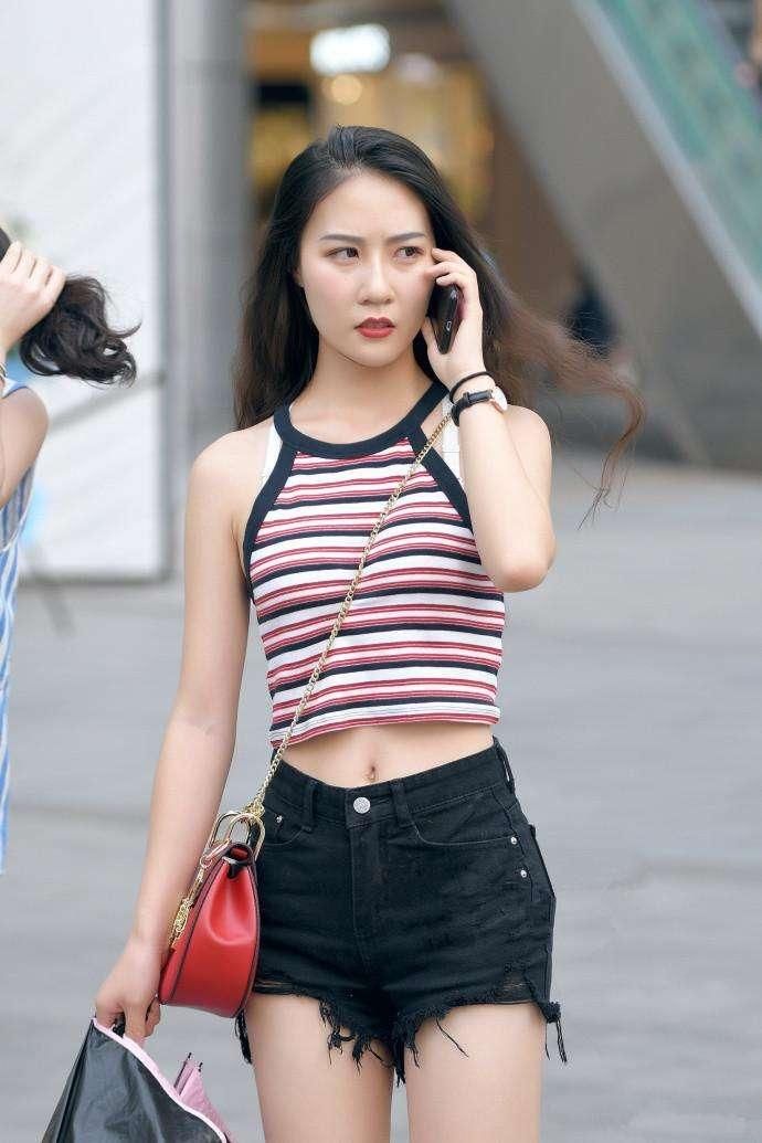 街访美女:请问你身上什么最大?女大学生的回答好直接