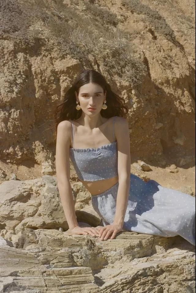 夏天女生穿什么显高显腿长？这些时尚街拍穿搭教会你！