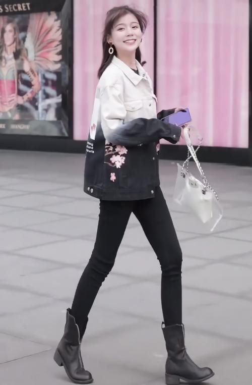  「紧身裤」小姐姐这腿是真实存在的？穿上紧身裤只有几道褶皱，细到像假腿