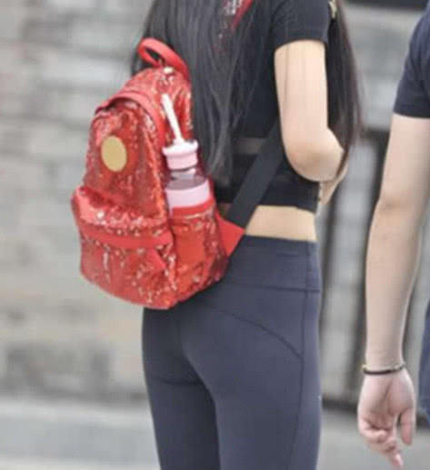 凹凸有致的轻熟女，街头行走随性洒脱，一款背包尽显呆萌气质