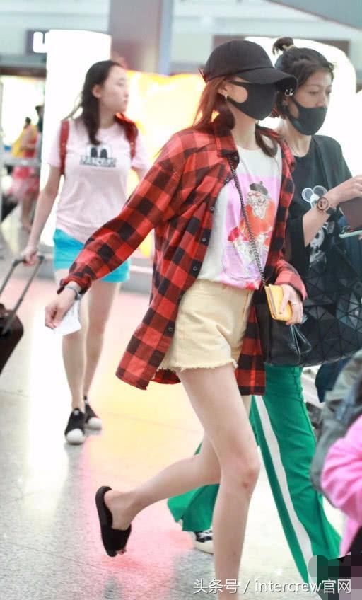 关晓彤这腿也是绝了！毫无修图都秒杀大批女星，脚上竟还穿着拖鞋