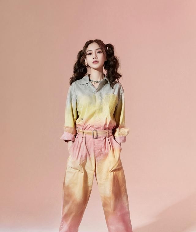  『个性』Baby的美少女发型绝了，搭配扎染背带裤个性潮流，完全不像孩子妈