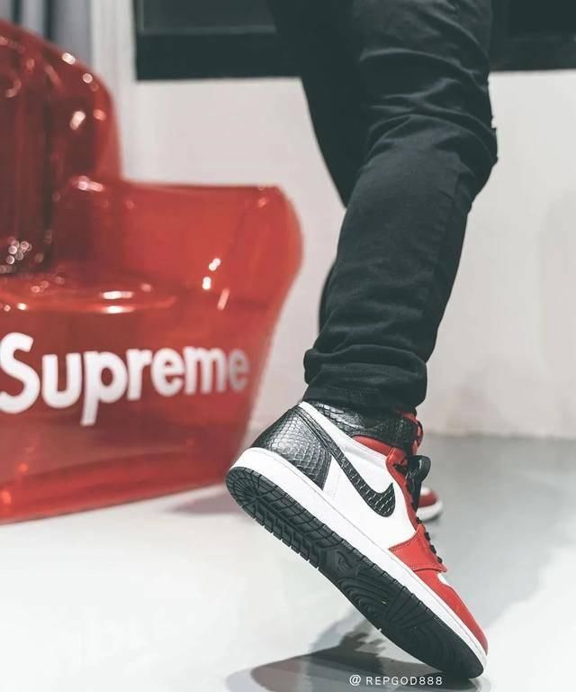  「球鞋」蛇皮球鞋上脚！这双 AJ1 提前锁定2020人气王鞋款