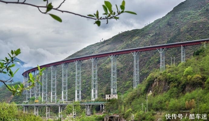 这才是中国真正的“天路”！240公里全程高架，过桥如同过山车
