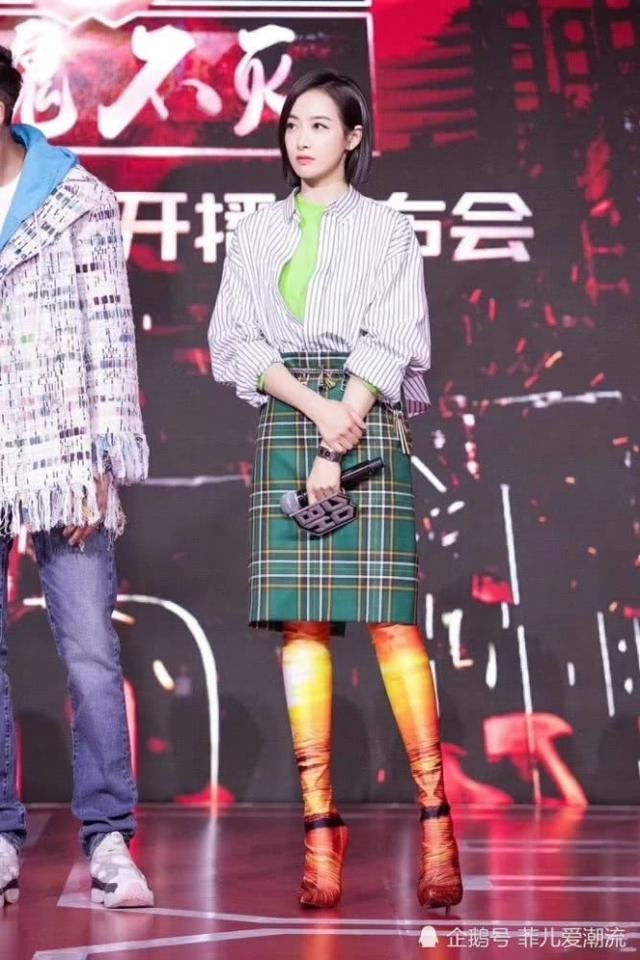 宋茜难得惊艳一场,穿小V开叉裙秀身姿,却不想被刘海给彻底毁了