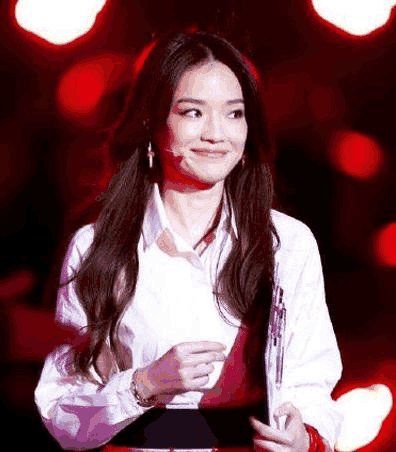 舒淇近期大换发型, 变成齐刘海少女, 网友的反应怎么都一边倒