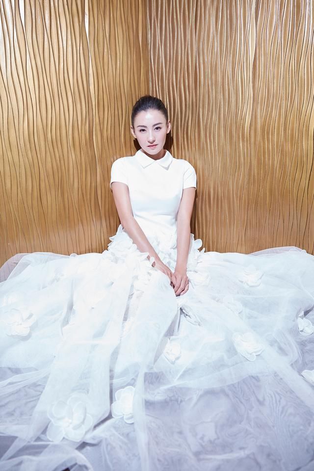 张柏芝真大胆！穿的绿色衬衫上面的勒成这样网友：不是一般的大！