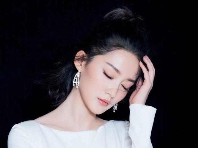 李沁的工作照和生活照大不同，网友：长了一张老天爷赏饭吃的脸蛋