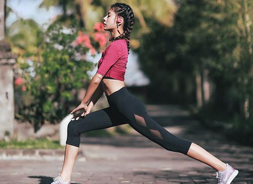 街拍美女：紧身打底裤让女人更有格调，更有魅力！