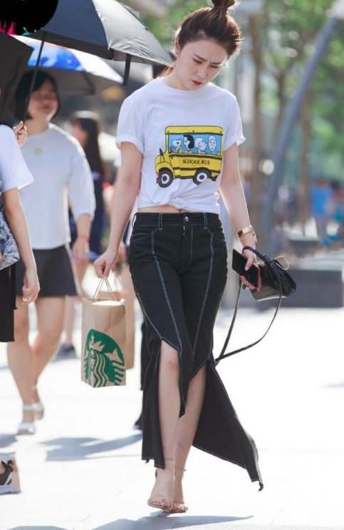 街拍:美女的穿搭很时尚，让人忍不住多看几眼