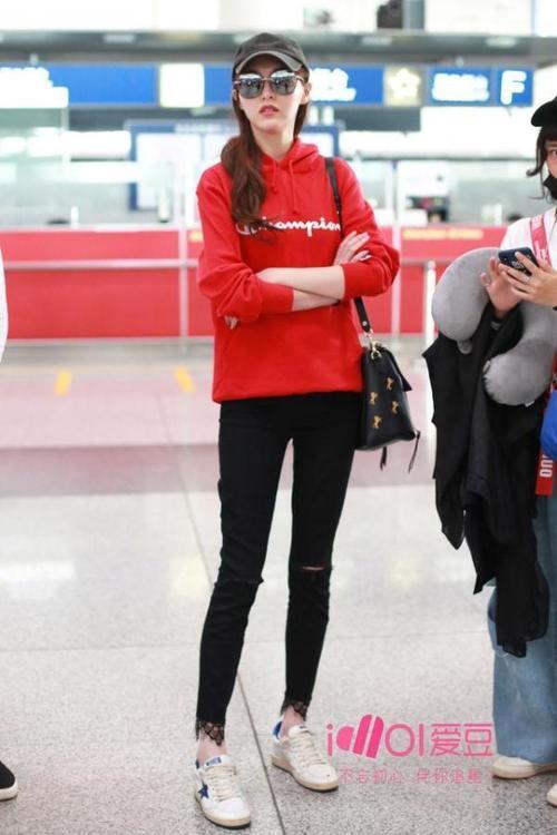 唐嫣今日北京飞巴黎 是机场上最醒目的一颗红糖！