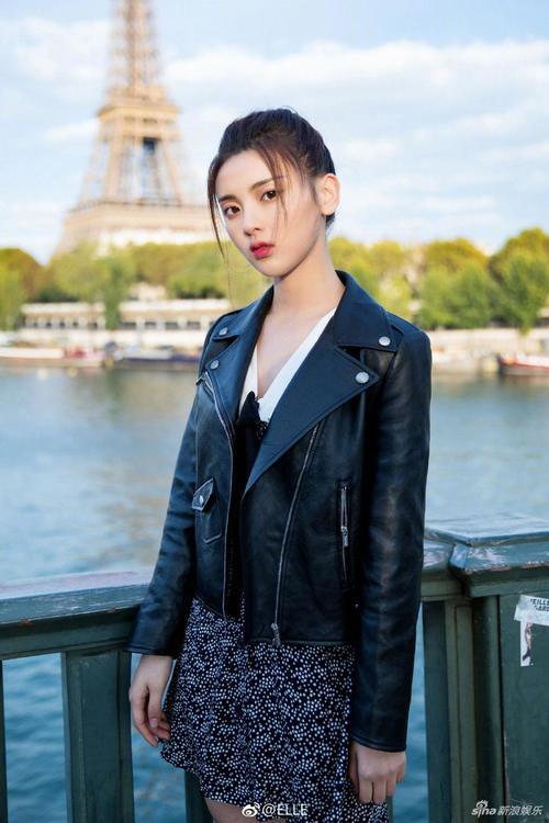 杨超越穿皮衣短裙梳马尾辫 甜中带酷颜值在线