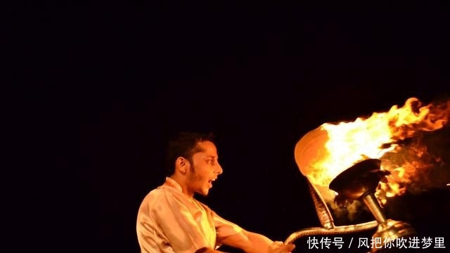 恒河夜祭，一场赞美河神的不变传奇，古老震撼不论风雨持续数百年