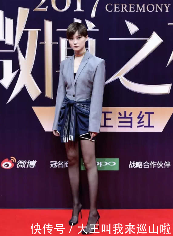 李宇春还有啥不敢穿？脚踩一支“笔”就算了，穿黑丝袜还露脚趾头