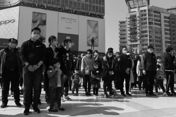  『广场』今日10时，郑州鸣防空警报，全市降半旗志哀