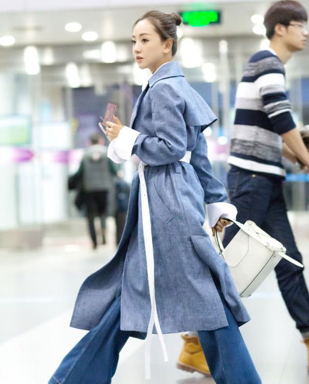 杨蓉真是绝了，为了显瘦绑2条腰带，意外凹出两米八大长腿!