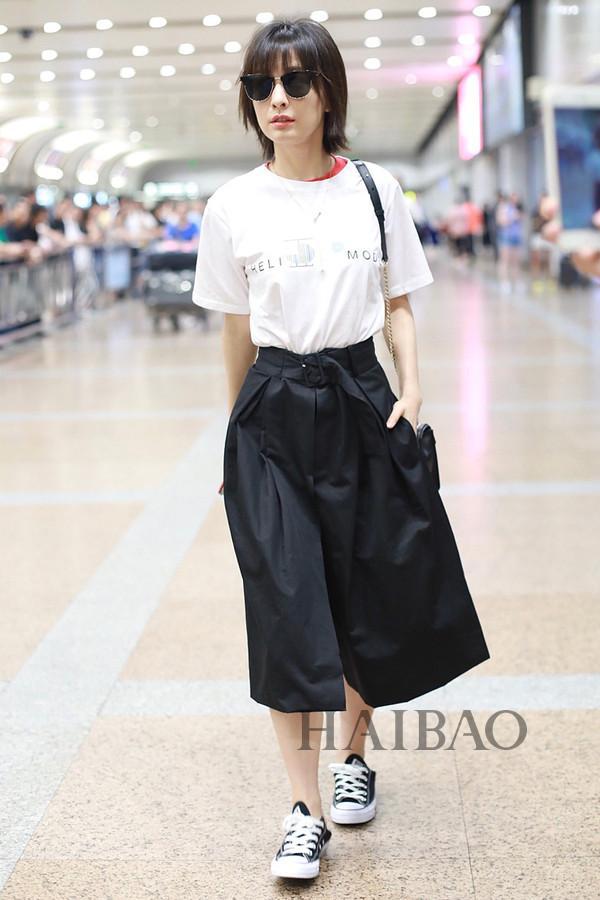 Tee+过膝裙Hold住各种场合 包你时髦一整夏！