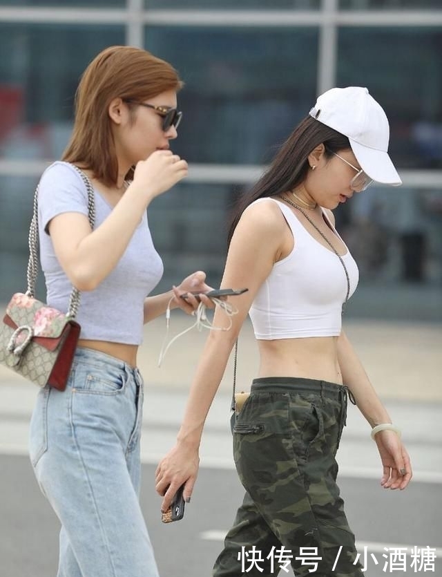  「不住」街拍：一身连体裙，手机都盖不住的美感